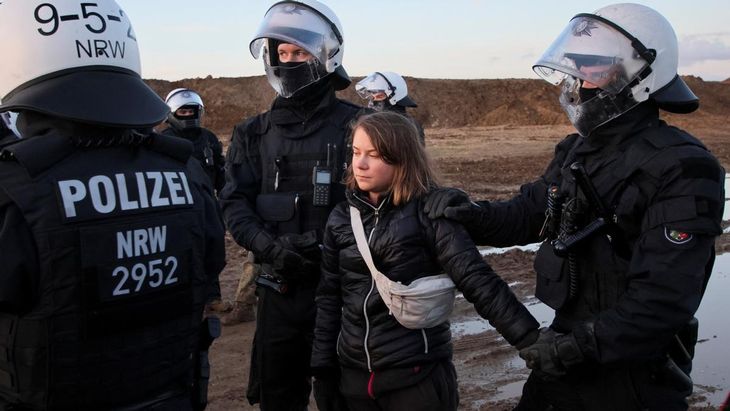 La joven activista sueca fue trasladada junto a otros manifestantes a un sitio cercano a la zona de la protesta, donde verificaron su identidad antes de ponerlos en libertad. 