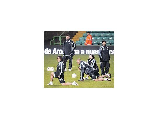 Diego Maradona observa atento a sus jugadores elongando. Allí están Carlos Tevez, Daniel Cata Díaz y Fernando Gago, admirados de estar con su ídolo.