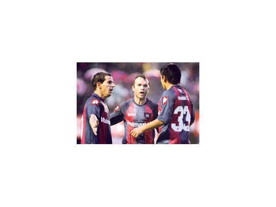 Romagnoli, Romeo y Sebastián González festejan el empate de San Lorenzo que iba perdiendo 2 a 0 ante Estudiantes y logró reponerse.
