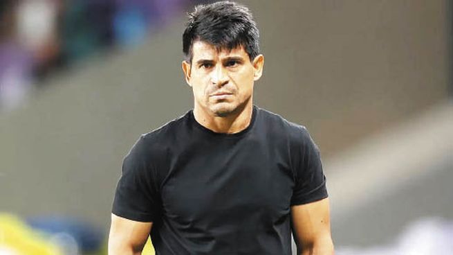 En la mira. Está el entrenador de Boca, Hugo Ibarra, tras la derrota ante Racing por la Supercopa Internacional.