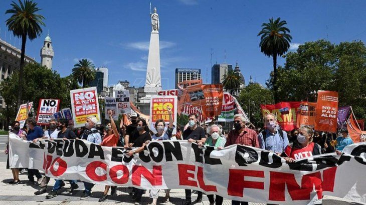  Organizaciones sociales y políticas marcharon al Ministerio de Economía contra el FMI.