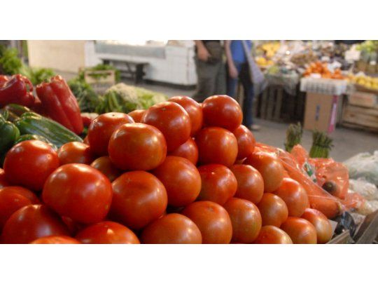 “Los precios vienen y van, suben y bajan. Si esta semana sube el pimiento no pasa nada por no comer pimiento una semana, después va a bajar. Esta semana llénense de tomate”, remarcó Winograd.