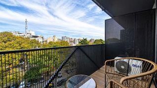 Balcón con vista abierta en zona urbana: unidades con amenities y buena ubicación sostienen la demanda en alquileres temporarios, aunque con menor ocupación que en años previos Balcón con vista abierta en zona urbana: unidades con amenities y buena ubicación sostienen la demanda en alquileres temporarios, aunque con menor ocupación que en años previos