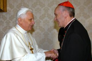 Foto de archivo del 13 de enero de 2007 en el Vaticano de un encuentro de Benedicto XVI con Bergoglio.