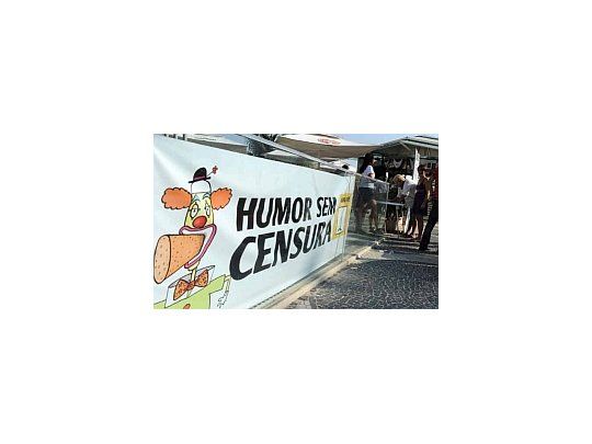 Humoristas marcharon por Copacabana para revertir la medida.