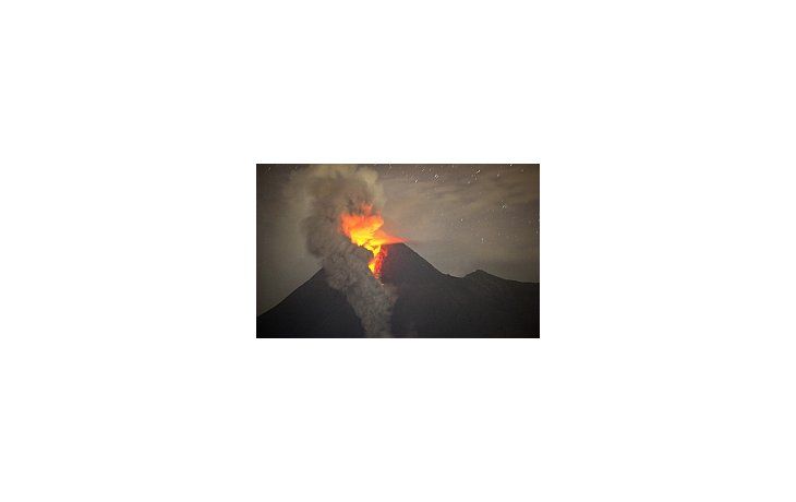 El cráter expulsó grandes cantidades de gases y cenizas ardientes