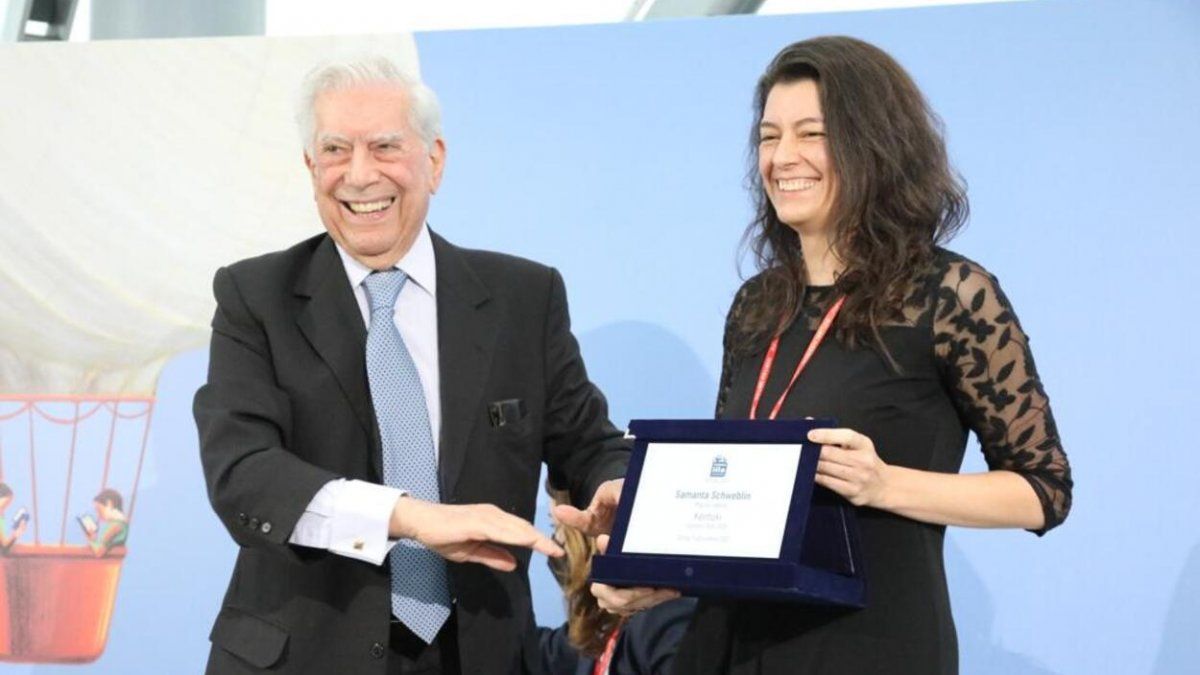 The Argentine Samanta Schweblin received the IIla-Premio de Literatura 2021 from the hands of Vargas Llosa