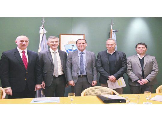 firma. El acuerdo quedó sellado ayer con la participación del gobernador Omar Gutiérrez (centro) y el empresario Marcelo Mindlin, entre otros.