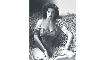 Jane Russell, contraparte «brunette» de Marilyn Monroe en «Los caballeros las prefieren rubias», aquí en una escena de «El proscripto», un film escandaloso para su época.