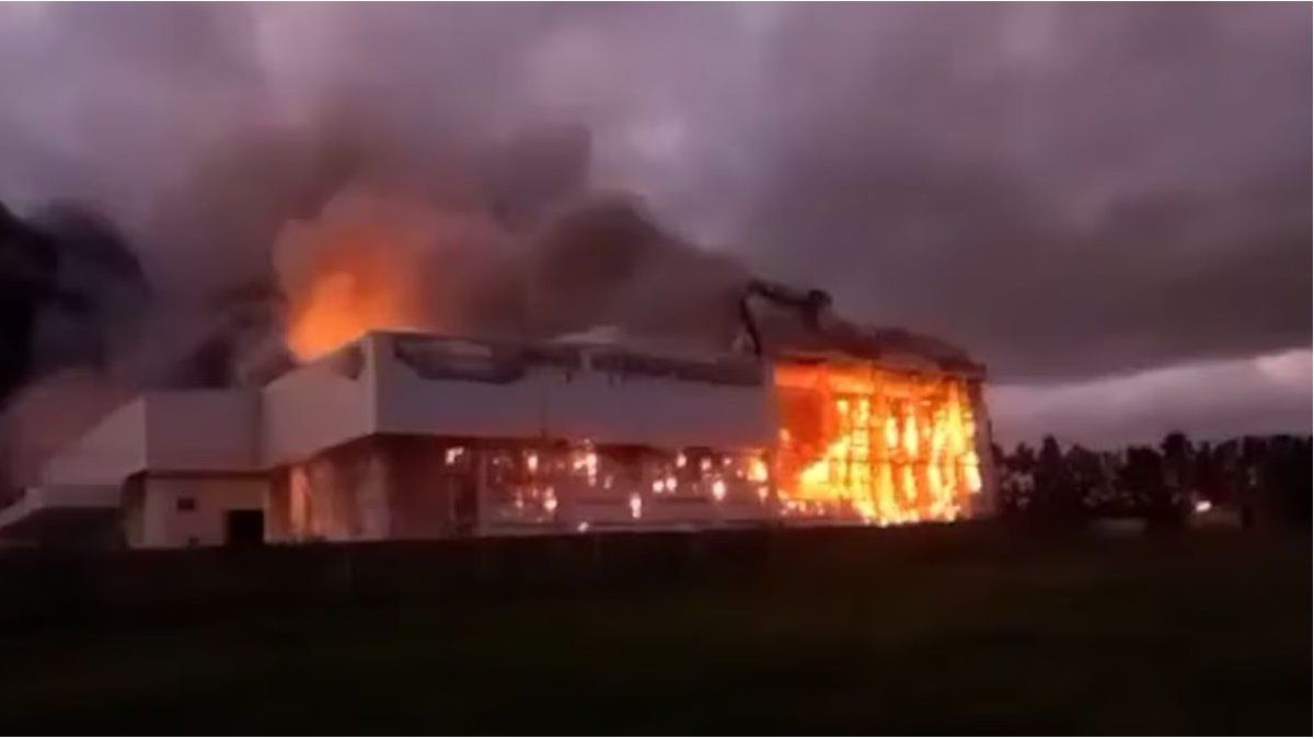Voraz fire in a silver refrigerator caused tension and fear among neighbors