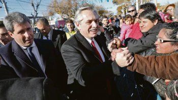 compañeros. Sergio Uñac escolta a Alberto Fernández en el acto por el Día de la Bandera en San Juan. El candidato presidencial salió a blindar a los gobernadores ante la incursión de Miguel Pichetto por la boleta corta.