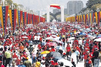 Cubanos forman fila en la Plaza de la Revolución para rendir homenaje a Hugo Chávez. Todas las ciudades cubanas fueron escenario de homenajes.