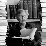 Agatha Christie, la novelista inglesa que consagró el género del policial de enigma, o whodunit. Agatha Christie, la novelista inglesa que consagró el género del policial de enigma, o whodunit.