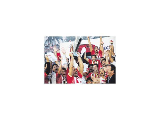 Los jugadores de Estudiantes se regodean con la Copa Bicentenario. El conjunto platense terminó consagrándose con absoluta justicia.
