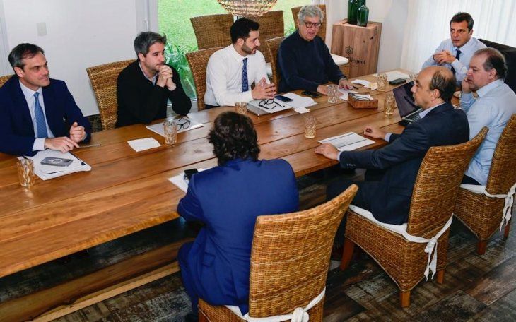 Sergio Massa encabeza una reunión de gabinete económico.