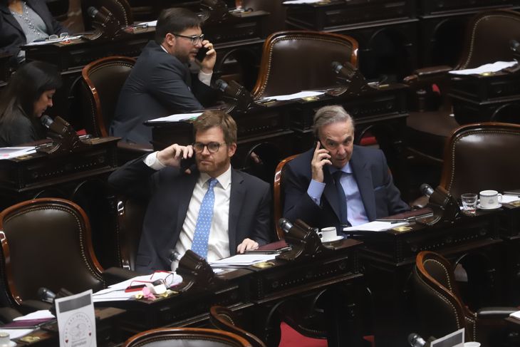 Oscar Agost Carreño, Nicolás Massot y Miguel Pichetto hablan durante una sesión en Diputados. Los bloques de centro construyeron, junto al peronismo y a la izquierda, una mayoría opositora que avanzó con proyectos propios en el Congreso. Oscar Agost Carreño, Nicolás Massot y Miguel Pichetto hablan durante una sesión en Diputados. Los bloques de centro construyeron, junto al peronismo y a la izquierda, una mayoría opositora que avanzó con proyectos propios en el Congreso.