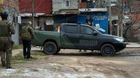 La principal novedad del dispositivo es que, por primera vez, oficiales municipales ingresan al interior del barrio para patrullar calles y pasillos junto con fuerzas provinciales y federales.