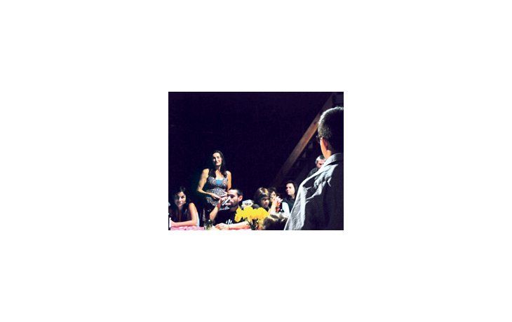 ámbito.com | Buenos actores comparten con los espectadores una picada y situaciones tomadas de textos de Carver en «Parte de este mundo», interesante experiencia del Colectivo Teatral Puerta Roja.