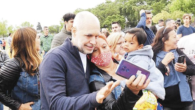 Campaña. Horacio R. Larreta, ayer en una visita a Almirante Brown en la provincia de Buenos Aires.