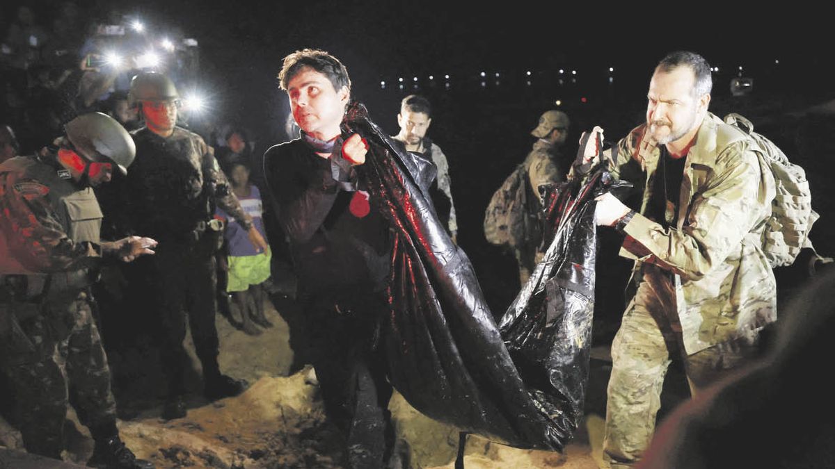 they veiled the remains of the British journalist murdered in the jungle