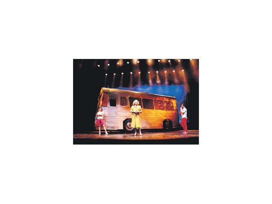 Pepe Cibrián Campoy le aporta humor, dignidad y elegancia al papel más agradecido de este musical, que cuenta además con tres exquisitas cantantes, el siempre eficaz Omar Calicchio y una producción costosa que está a la altura del original.