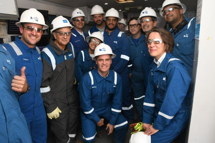 La recorrida incluyó instalaciones operativas del bloque Loma Campana, ubicado en la formación Vaca Muerta, en Neuquén. La recorrida incluyó instalaciones operativas del bloque Loma Campana, ubicado en la formación Vaca Muerta, en Neuquén.
