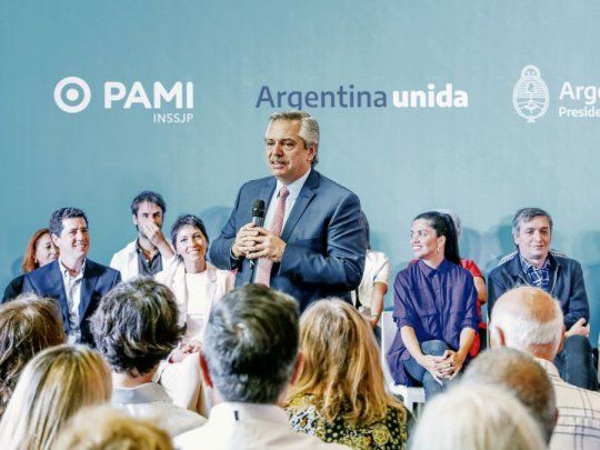 Acto. El Presidente junto a “Wado” de Pedro, Mayra Mendoza, Luana Volnovich y Máximo Kirchner.
