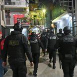 La Policía de la Ciudad desplegó un operativo simultáneo en 15 barrios populares con más de 1.500 efectivos, controles urbanos y clausuras de comercios. La Policía de la Ciudad desplegó un operativo simultáneo en 15 barrios populares con más de 1.500 efectivos, controles urbanos y clausuras de comercios.