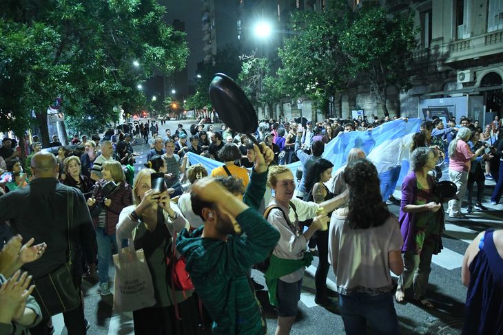 cacerolazo-dnu-milei-1jpg