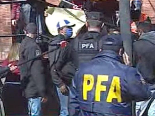 Al menos dos&nbsp;supuestos ex oficiales de la Policía Federal intentaron encadenarse a una reja de la Quinta de Olivos.