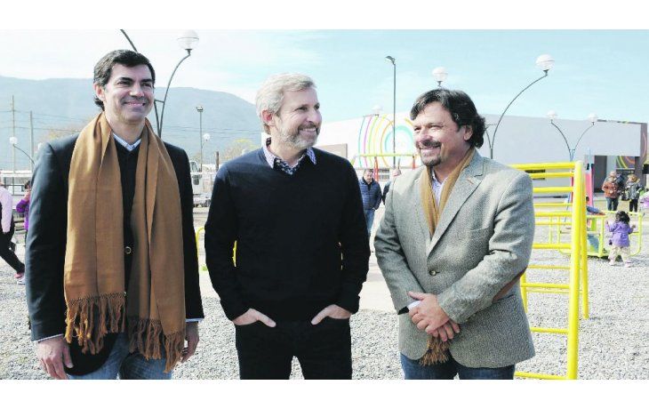 DIFERENCIAS. Urtubey, Frigerio y Sáenz recorrieron obras realizadas con fondos nacionales. El gobernador aseguró que no es posible achicar el monto que se pretende.