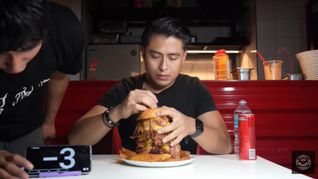 El local tiene un reto ‘Mighty Fuckin Beast”, que consiste en comer toda la hamburguesa, incluida la porción de papas, en menos de 30 minutos.