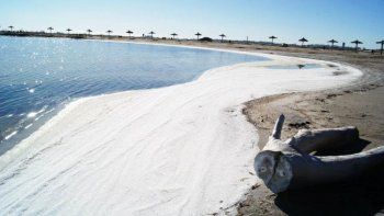 El sulfato de sodio en combinación con las bajas temperaturas generó este fenómeno por el que cristales de sal cubren el suelo y también se adhirieron a las ruinas de Epecuén.