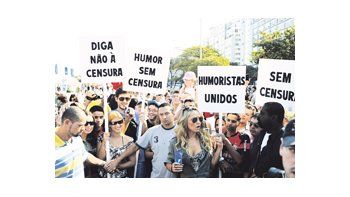 La humorista Sabrina Soto y otros colegas repudiaron ayer en la costanera de Copacabana la norma que prohíbe imitar, ridiculizar o parodiar a los candidatos a las elecciones del 3 de octubre.