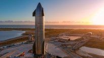 Con 120 metros de altura, el cohete se compone de dos etapas o partes: el propulsor Super Heavy con 33 motores y, encima de este, la nave Starship, que por extensión da nombre a todo el megacohete.