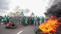 Manifestantes bloquean los accesos al aeropuerto de Córdoba.