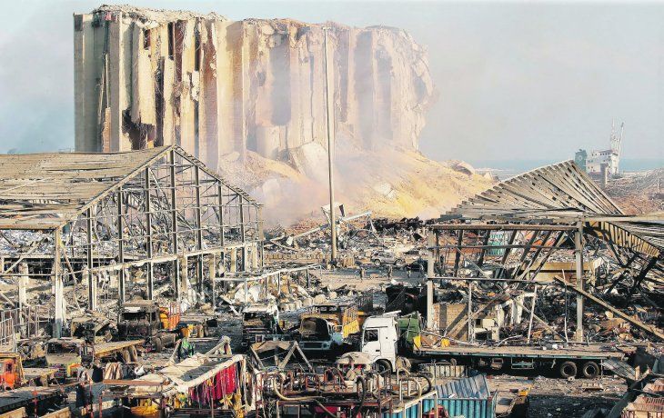 CATÁSTROFE. El estallido dejó un cráter de 200 metros en el puerto. Las reservas de granos del país se vieron severamente afectadas, dado que la mayoría de los silos fueron dañados.&nbsp;