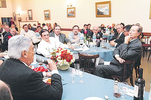 Radicales concentrados, mental y físicamente, para escuchar el viernes al saliente presidente de la convención Hipólito Solari Yrigoyen. Entre otros atentos, Raúl Baglini, Ángel Rozas, Ricardo Alfonsín, Ricardo Gil Lavedra y Leandro Despouy.