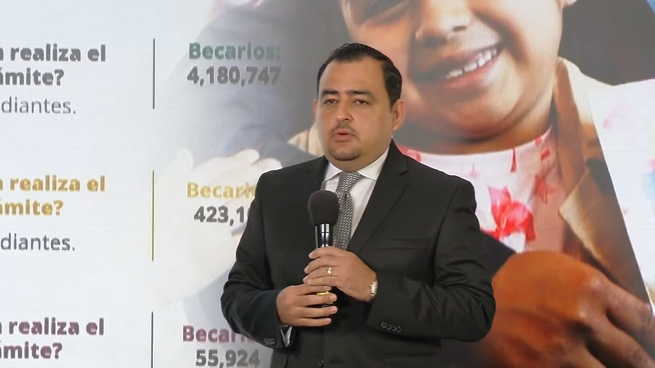 Julio León, coordinador de becas, en la Mañanera de este lunes.