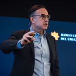 Un país con necesidades enormes no se puede dar el lujo de exportar dos tercios de sus ahorros, sentenció el titular del BCU, Guillermo Tolosa. Un país con necesidades enormes no se puede dar el lujo de exportar dos tercios de sus ahorros, sentenció el titular del BCU, Guillermo Tolosa.
