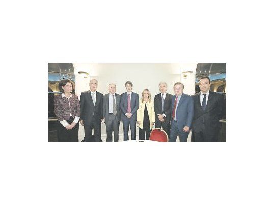 Alejandra Kindelán (subdirectora general del Banco Santander), Guillermo Ambrogi (Cámara Española de Comercio), Miguel Ángel Corés  ( Fundación Iberoamericana Empresarial), el ministro Alfonso Prat Gay, Trinidad Jiménez (directora de Estrategia Global de Asuntos Públicos de Telefónica), Jaime Campos (presidente de AEA), Cristiano Rattazzi (Fiat Argentina), David Carriedo (Embajada de España).