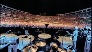 La banda se presentó ante un estadio repleto. La banda se presentó ante un estadio repleto.