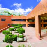 Se graduó en la Iberoamericana, dirige el grupo Televisa y es uno de los hombres más poderosos de México