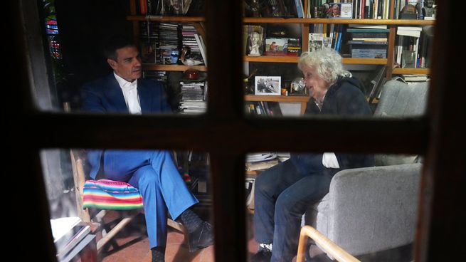 Lucía Topolansky y Pedro Sánchez protagonizaron uno de los encuentros políticos del día.