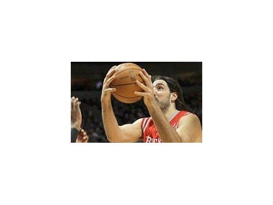 Luis Scola marcó 10 puntos en el triunfo de los Rockets ante Sacramento.