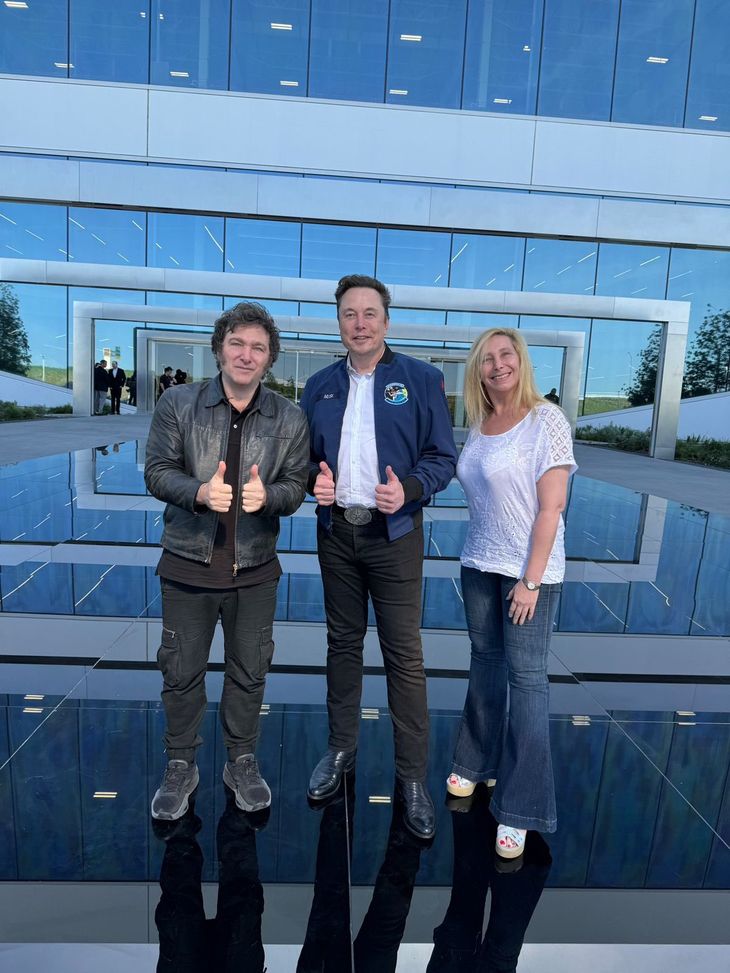 Elon Musk junto a Javier y Karina Milei.