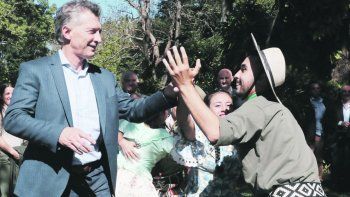 Baile. Mauricio Macri baila chamamé ayer en Corrientes.&nbsp;