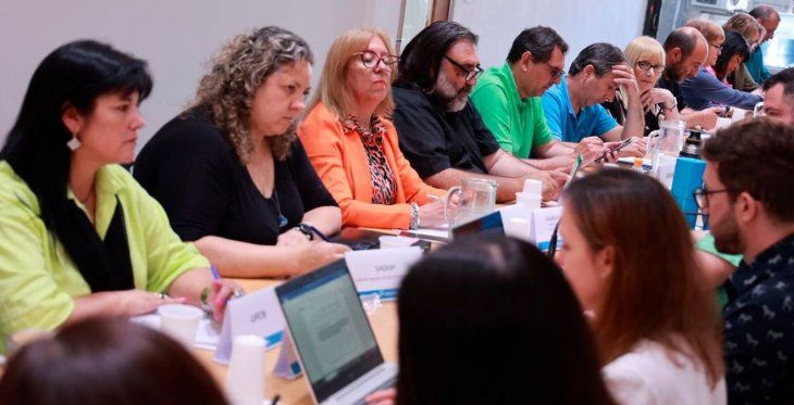 Tras reuniones y contactos informales, la Provincia decretó un aumento del 25% para estatales y docentes. Tras reuniones y contactos informales, la Provincia decretó un aumento del 25% para estatales y docentes.
