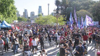 masiva marcha en la rural en apoyo al proyecto artigas y contra los hermanos etchevehere