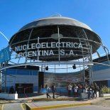 La compañía Nucleoeléctrica Argentina genera la energía eléctrica que opera las centrales nucleares. La compañía Nucleoeléctrica Argentina genera la energía eléctrica que opera las centrales nucleares.